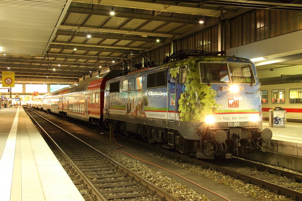 111 066 mit einem Regionalexpress in Mnchen Hbf am 16.07.2012