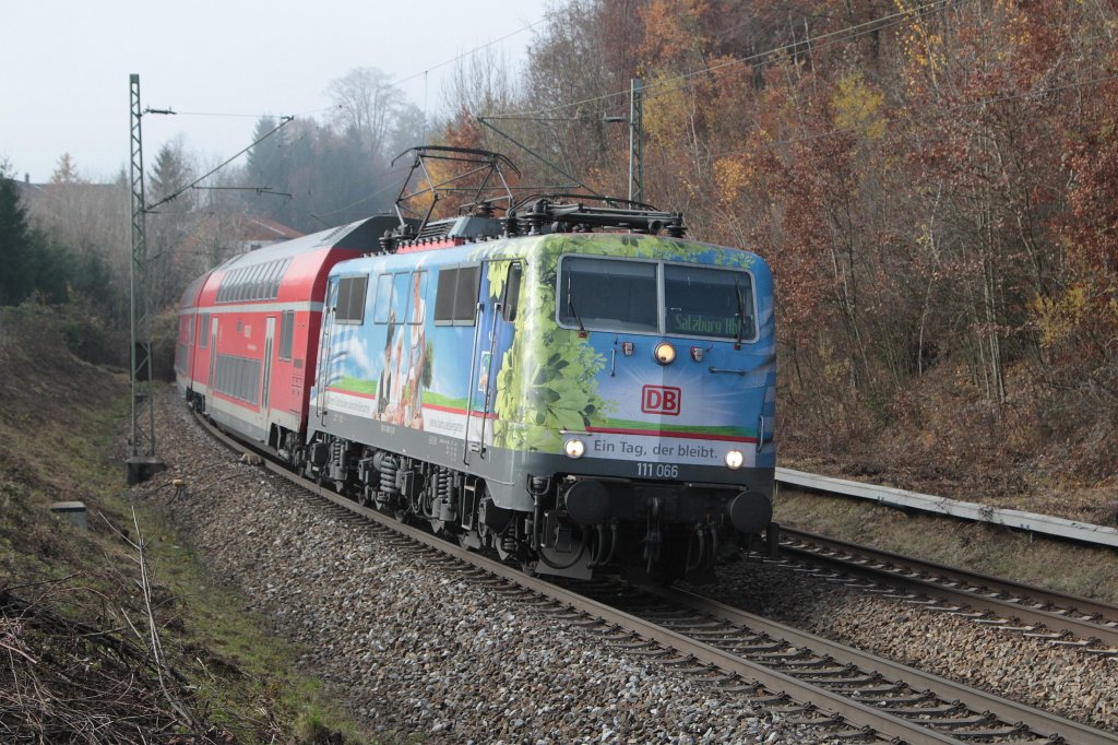 111 066 mit RE von Mnchen nach Salzburg, aufgenommen am 16.11.2012 bei Bergen