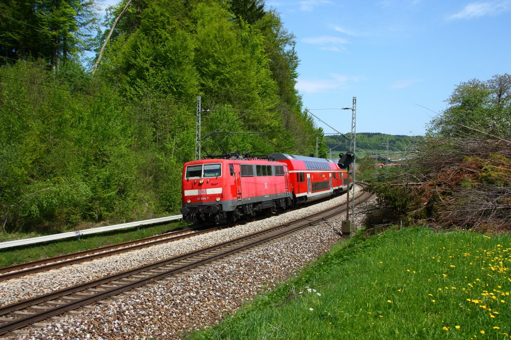 111 066 mit RE nach Mnchen unter  falschem  Stromabnehmer bei Bergen - 01/05/2012