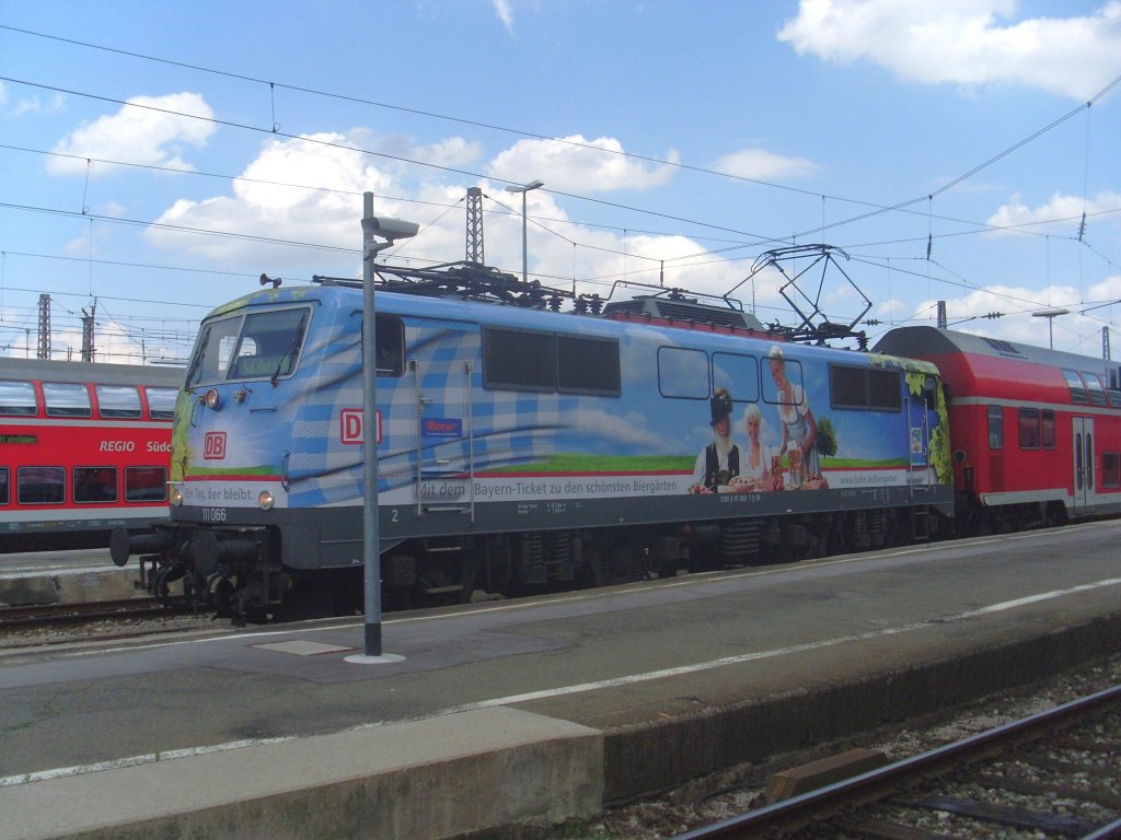 111 066 M�nchen HBF - Holzkirchner Fl�gelbahnhof am 10.08.2012 vor dem RE 79025 nach Salzburg HBF.