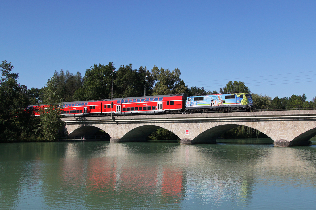 111 066 berquert mit RE 79021 am 09.09.2012 die Saalachbrcke zwischen Freilassing und Salzburg.