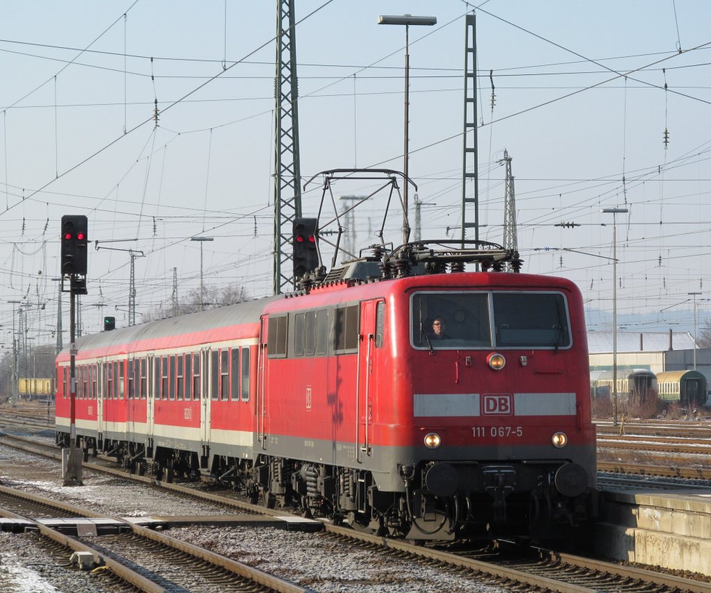 111 067-5 erreicht am 04. Februar 2012 mit zwei n-Wagen als RB aus Bamberg den Bahnhof Lichtenfels.