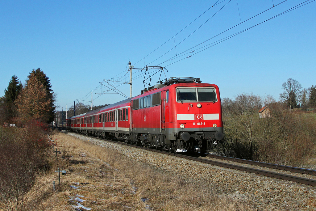 111 068 mit RB 5421 am 16.01.2012 bei Uffing an der Mittenwaldbahn.