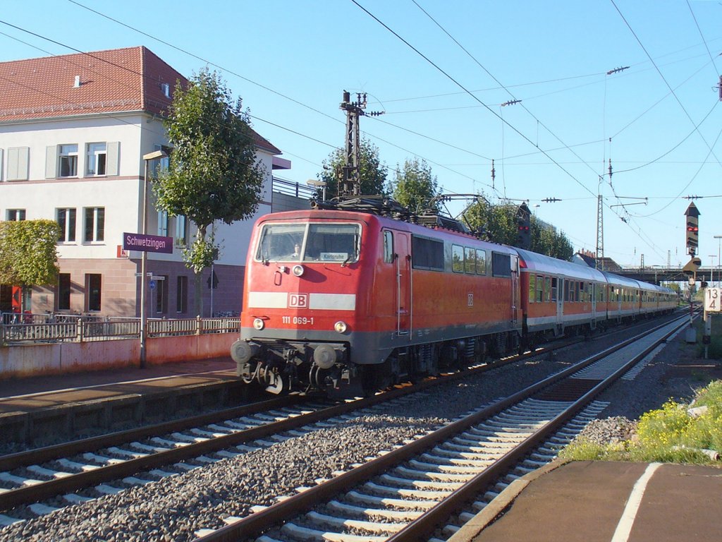 111 069-1 ist mit dem RB Mannheim - Karlsruhe am 30.09.2011 in Schwetzingen

