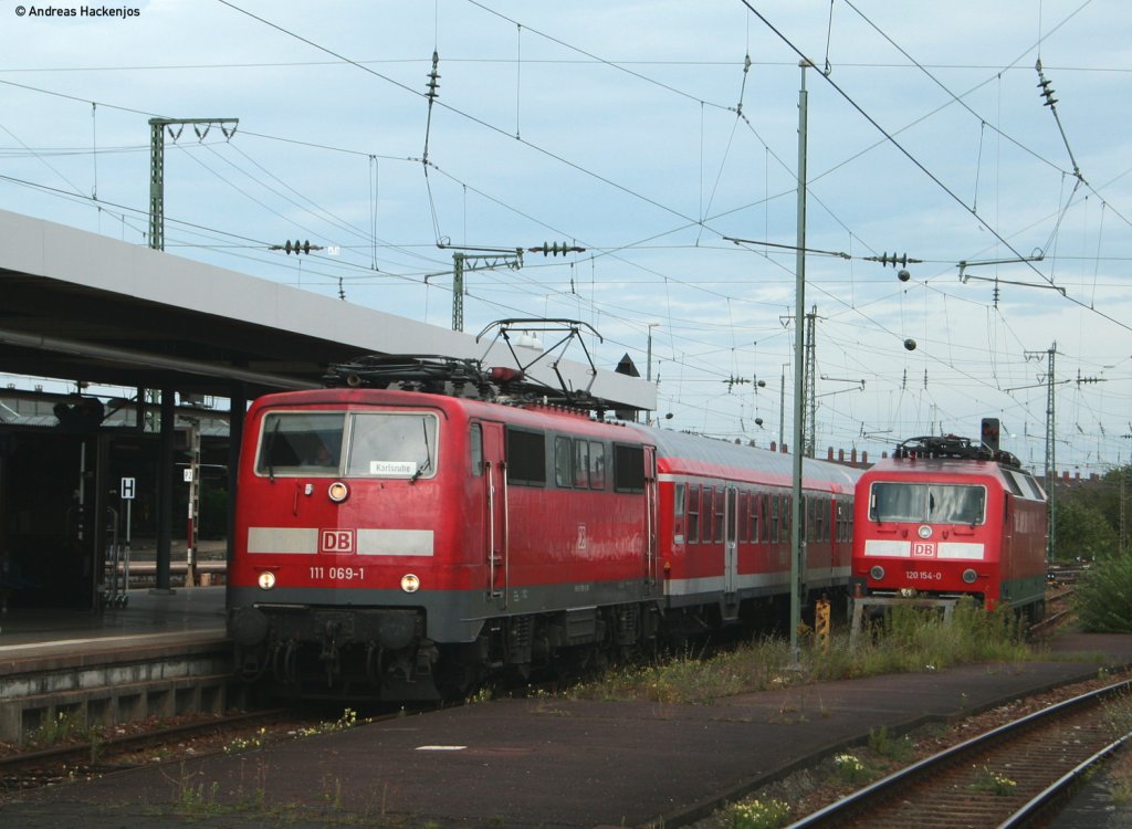 111 069-1 mit der RB 18621 (Mannheim Hbf-Karlsruhe Hbf) bei der Einfahrt Karlsruhe 14.9.10