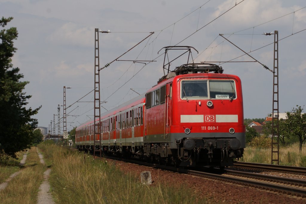 111 069-1 mit einer RB nach Karlsruhe Hbf in Wiesental am 04.08.2010