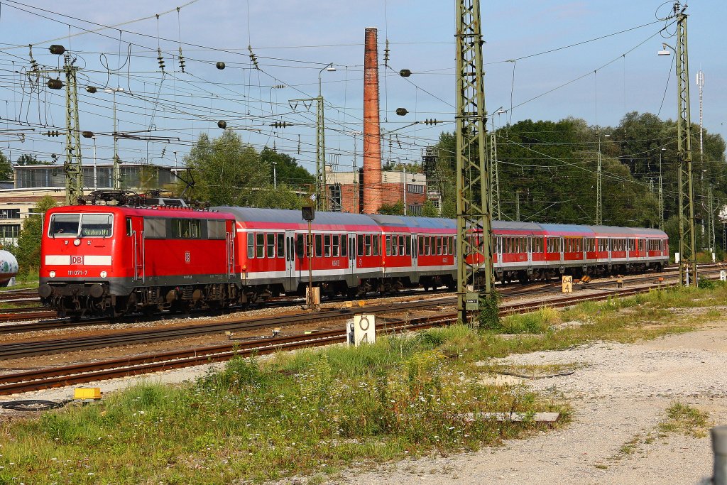 111 071-7 fhrt ber das etwas unebene Gleisbett nach Rosenheim ein - 13/08/2012