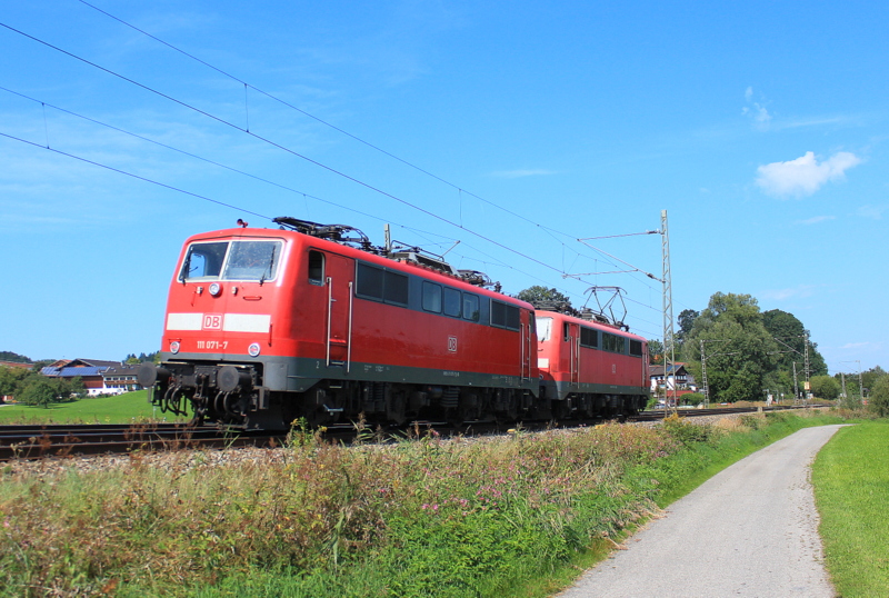 111 071 (tot) und einer andere 111er als LZ in Richtung M�nchen. Aufgenommen am 10. September in Weisham.