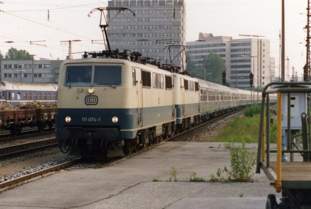 111 074-1 mit Schwestermaschine im Ostbahnhof M�nchen 1990