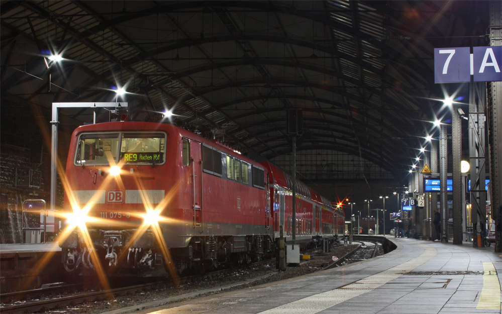 111 075-8 und 111 009-7 (Zugschluss) stehen mit dem RE10929 (RSX) nach Siegen in Aachen Hbf bereit gestellt, dies sind die Ersatzverkehrleistungen der DB Regio NRW fr die DB Regio Rheinland, 14.12.10