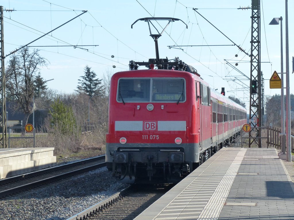 111 075 schiebt am 15.04.2013 einen RE von Stuttgart nach Nrnberg aus Heilsbronn.