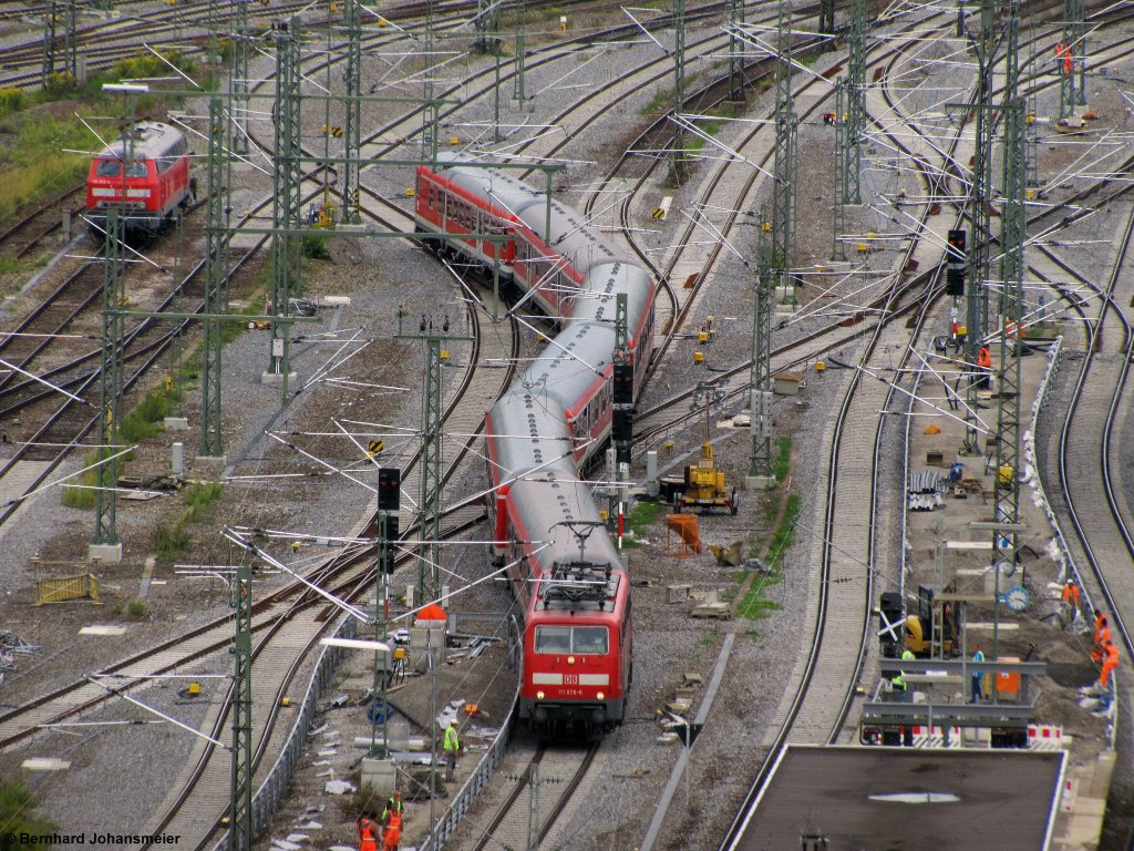 111 076-6 schlngelt sich mit einem Nahverkehrszug ber das umgebaute Gleisvorfeld des Stuttgarter Hbf in den Kopfbahnhof. August 2011