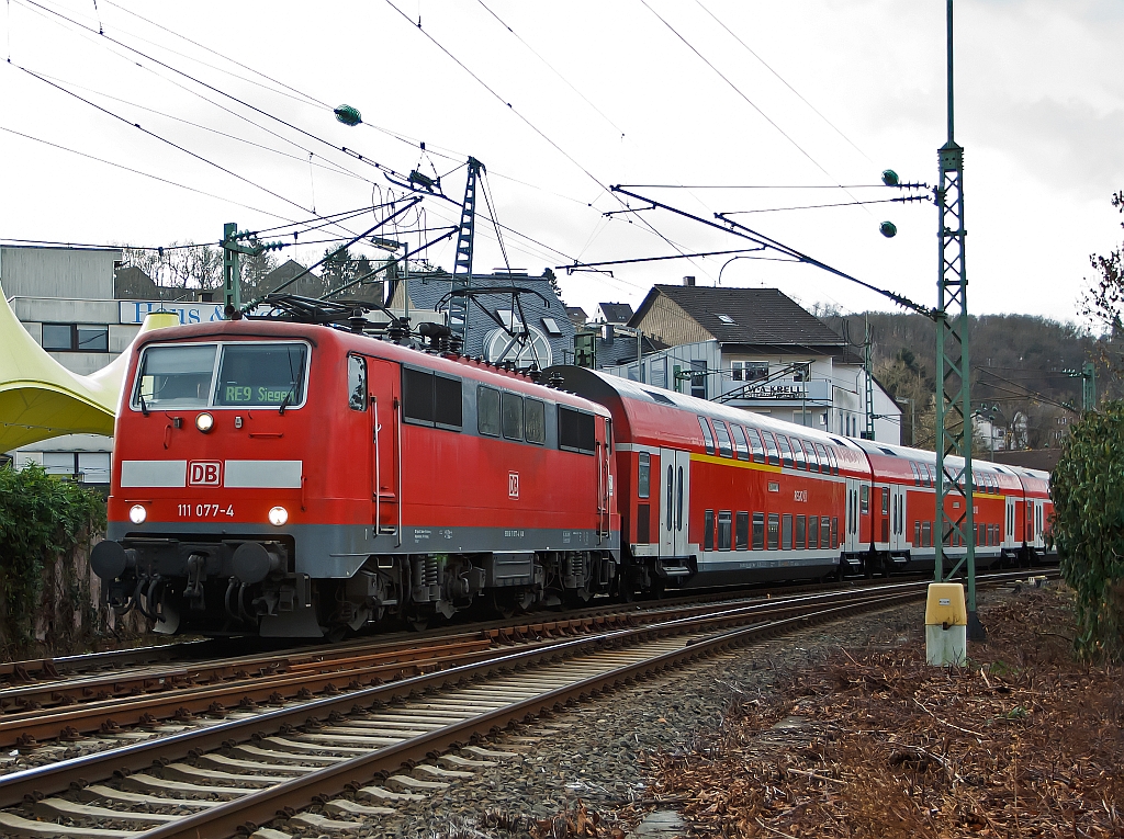 111 077-4 mit RE 9 (Rhein-Sieg-Express) Aachen - Kln - Siegen, hat hier am 10.12.2011 den Bahnhof Betzdorf/Sieg verlassen und fhrt weiter in Richtung Siegen.