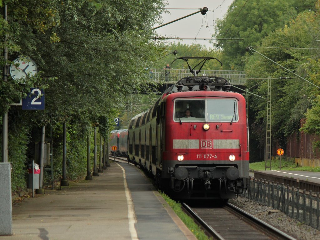 111 077-4 zieht am 13.08.2011 auf der KBS 480 den RE9 durch Eilendorf.