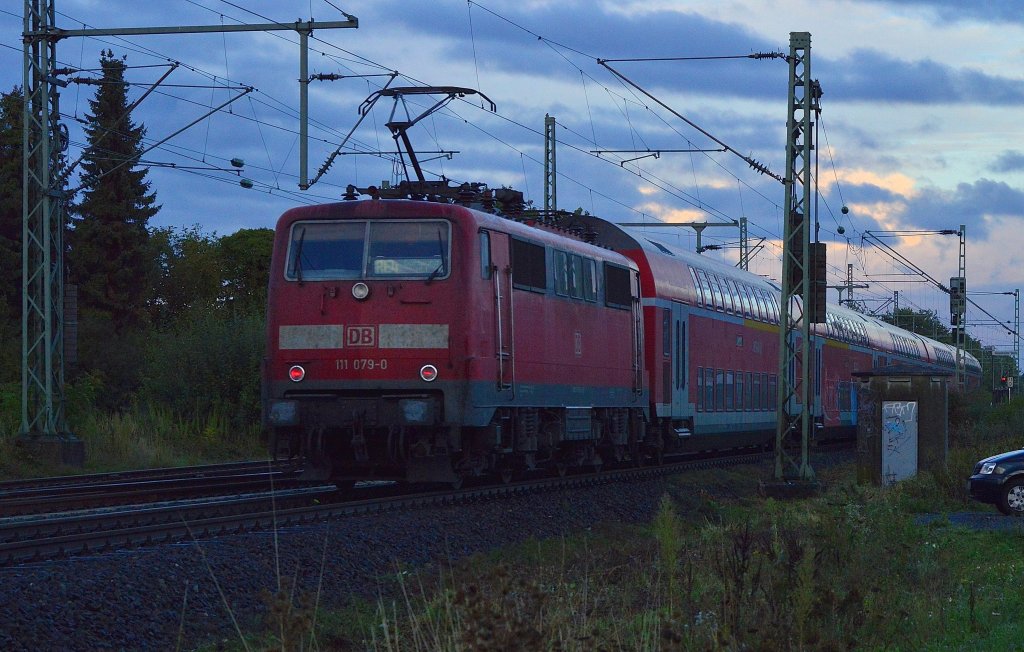 111 079-0 mit RE4 bei der Durchfahrt von Kleinenbroich. 5.10.2012