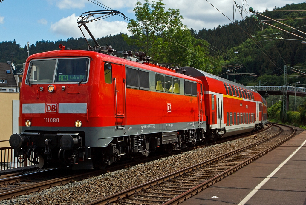 111 080-8 zieht am 22.07.2012 den RE 9 (Rhein-Sieg-Express) Siegen - Kln - Aachen in den Bahnhof Betzdorf/Sieg (Schublok war hier 111 014-7).