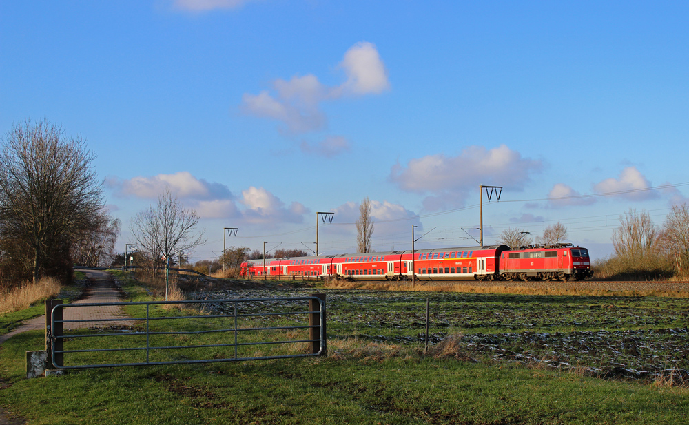 111 081-6 fuhr am 12.01.2013 mit einem RE von Emden nach Mnster, hier bei Oldersum.