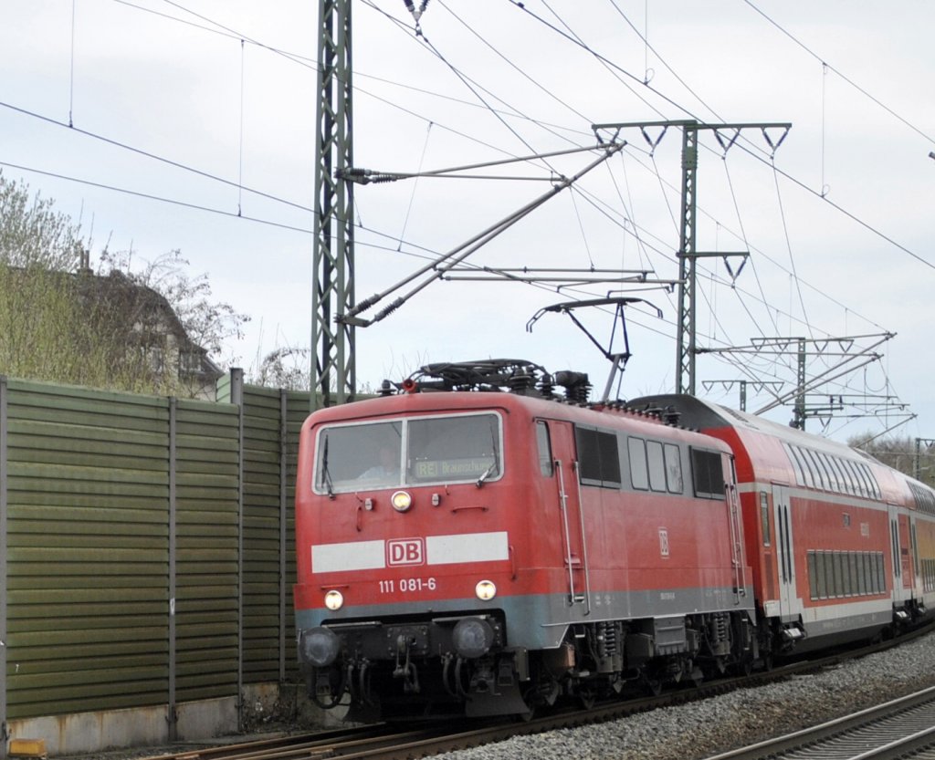 111 081-6 mit RE in Lehrte, am 17.04.2012.