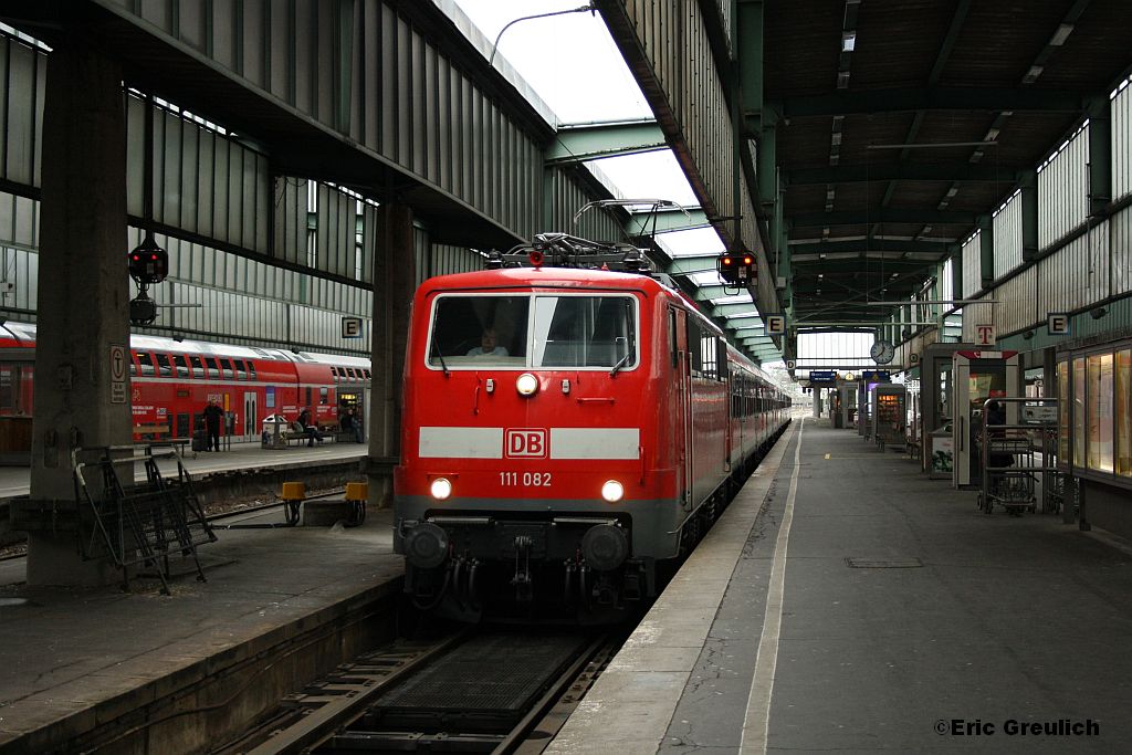 111 082 am 22.01.2012 in Stuttgart HBF.