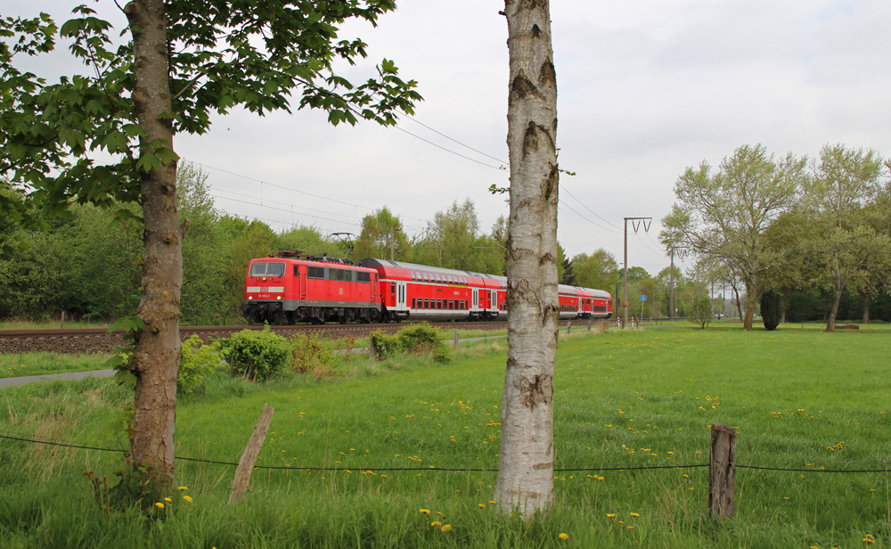 111 083-2 fuhr am 11.05.2013 mit einem RE von Emden nach Mnster, hier bei Eisinghausen.
