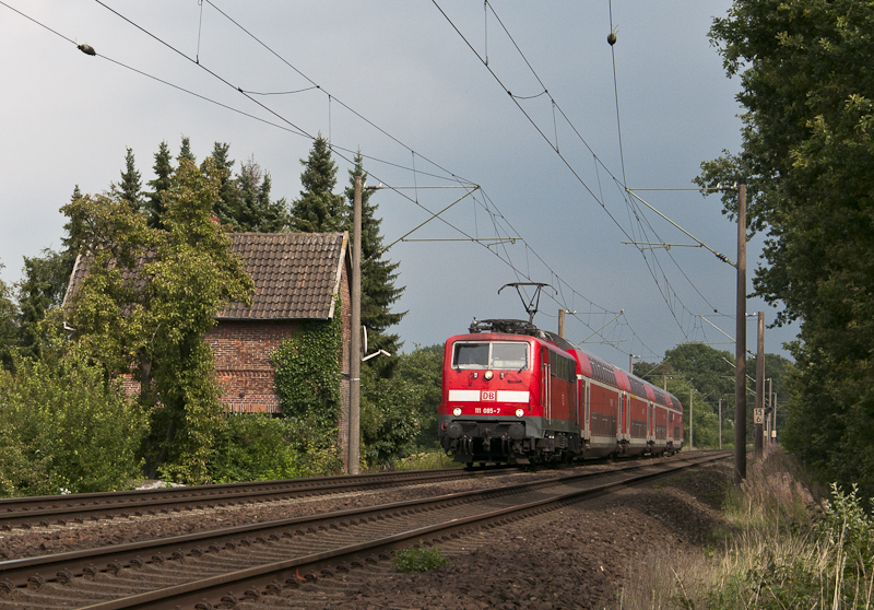 111 085-7 am 17. August 2010 mit der RB 14822 (Bremen Hbf - Oldenburg (Oldb)) bei Hude.