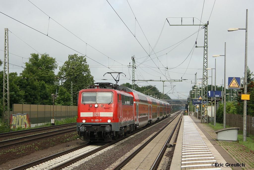 111 085 mit einem RE aus Bremen am 10.6.10 in Dedensen/Gmmer.