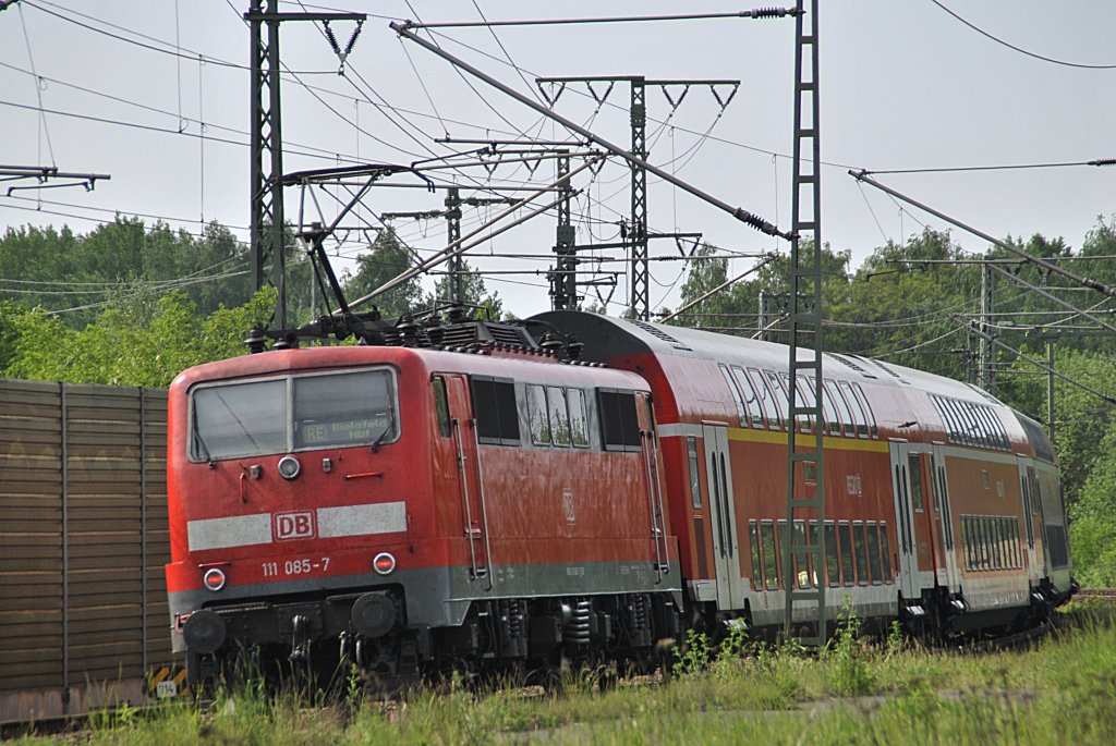 111 085 schiebt am 11.05.2011 ihren RE von Lehrte nach Hannover.