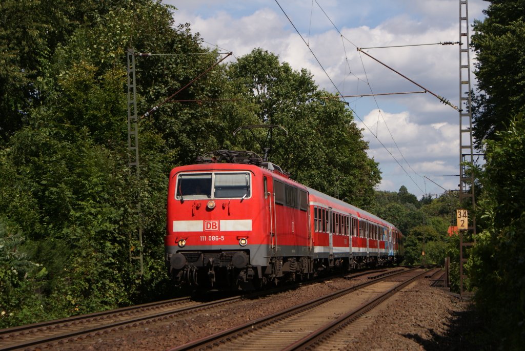 111 086-5 mit einem RE in Frankfurt-Louisa am 24.08.2010