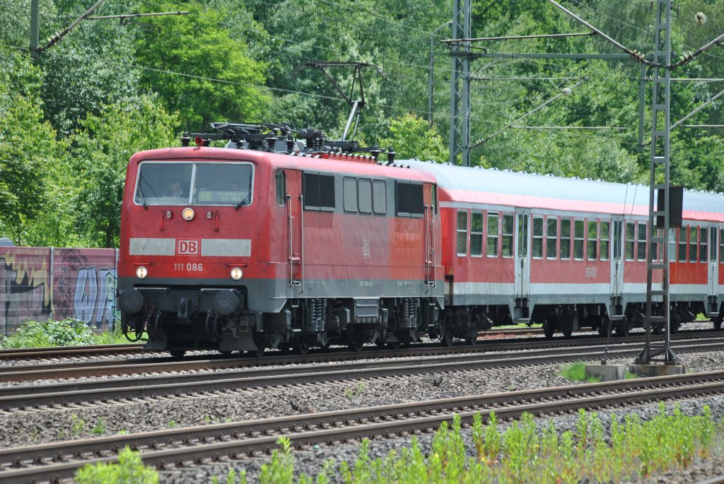 111 086 durchfhrt am 05.06.2012 den Bahnhof von Dreieich-Buchschlag.