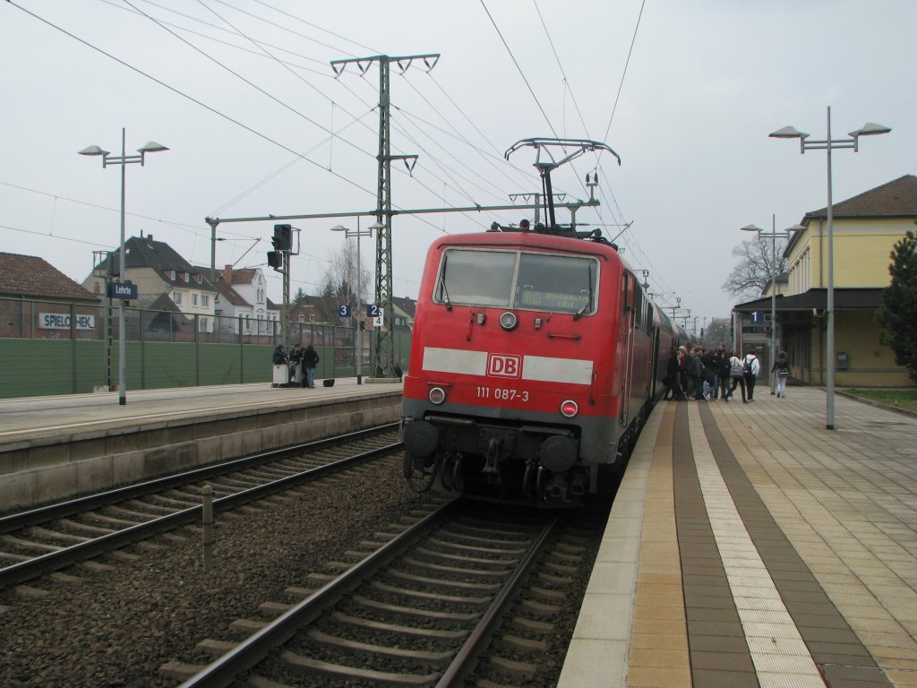111 087-3 in Lehrte am 25.03.2011.