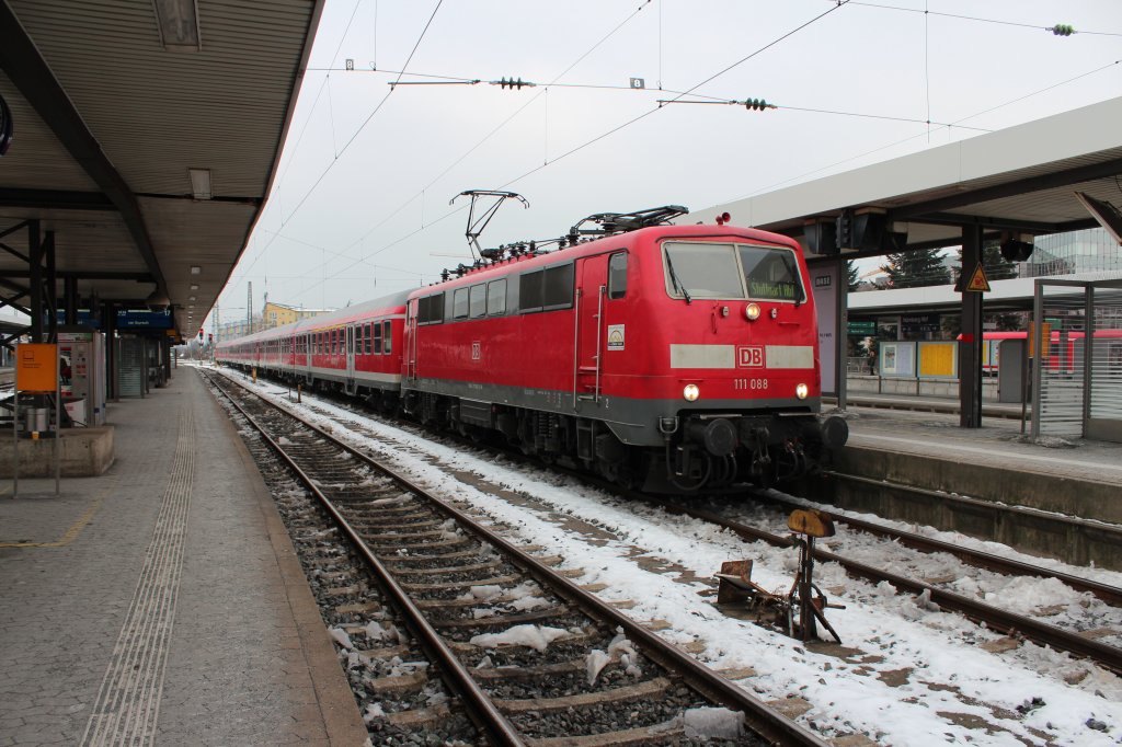 111 088-1 wartet in Nrnberg Hbf auf die Abfahrt nach Stuttgart Hbf. 26.01.2013