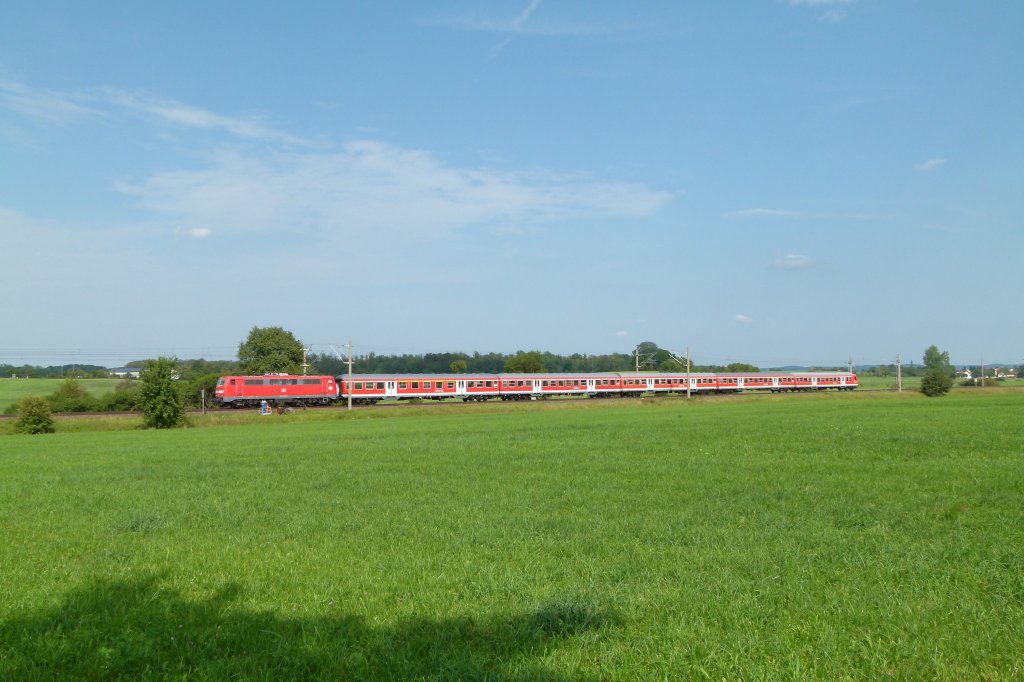 111 088 ist mit einem RE von N�rnberg nach Stuttgart unterwegs. Gerade f�hrt er dem Bahnhof Eckartshausen-Illshofen entgegen und wird in SHA-Hessental auf die Murrbahn nagh Stuttgart abzweigen, doch noch verkehrt er auf der Hohenlohebahn. Die Aufnahme entstand am 25.8.2011.