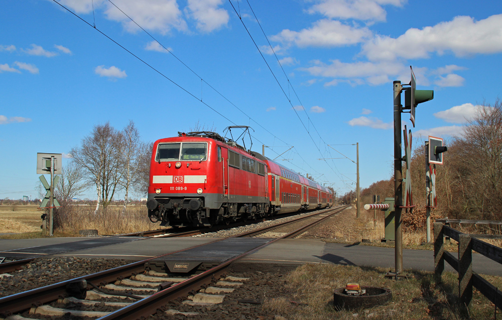 111 089-9 fuhr am 01.04.2013 mit einem RE von Leer nach Mnster, hier sdlich von Leer.