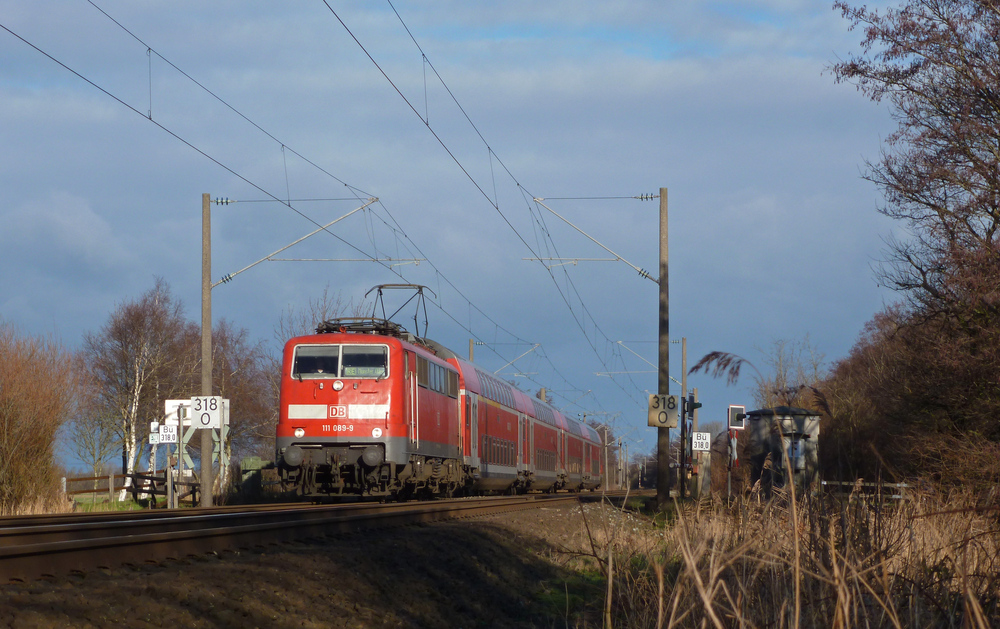 111 089-9 fuhr am 11.01.2013 mit einem RE von Emden nach Mnster, hier sdlich von Leer.