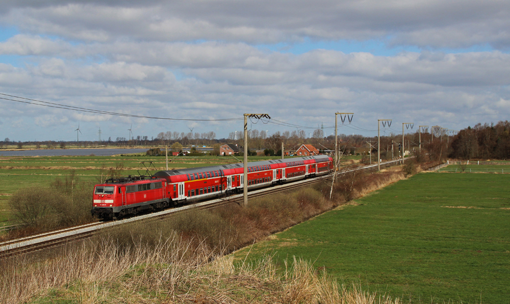 111 089-9 fuhr am 20.04.2013 mit einem RE von Emden nach Oldenburg, hier bei Veenhusen.