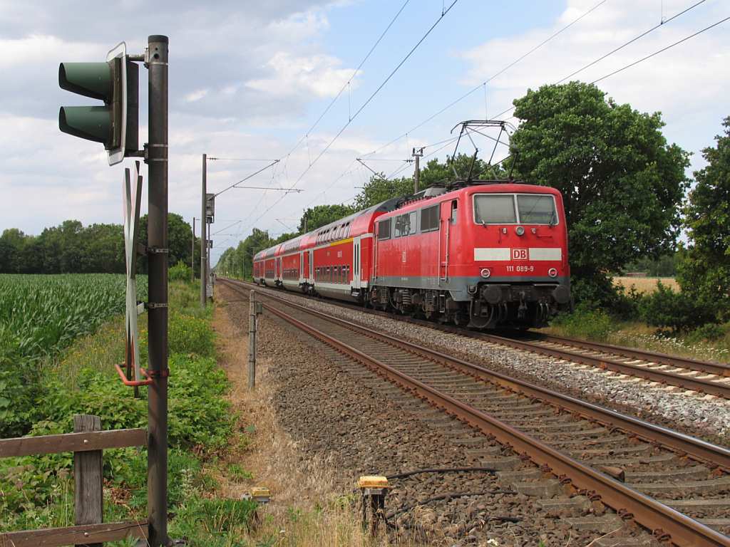 111 089-9 mit RE 14122 Mnster Hauptbahnhof-Emden Auenhafen bei Devermhlen am 16-7-2010. 
