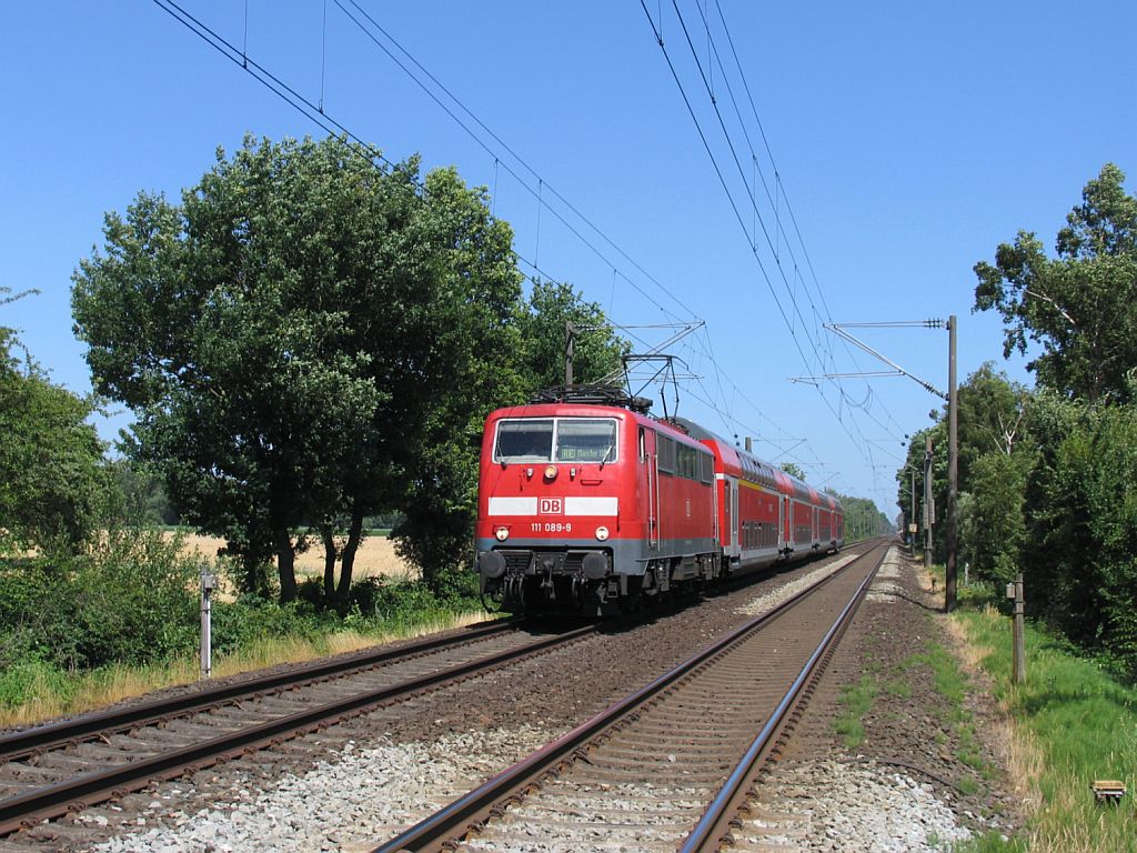 111 089-9 mit RE 14155 Emden Hauptbahnhof-M�nster Hauptbahnhof bei Beckhusen am 16-7-2010.