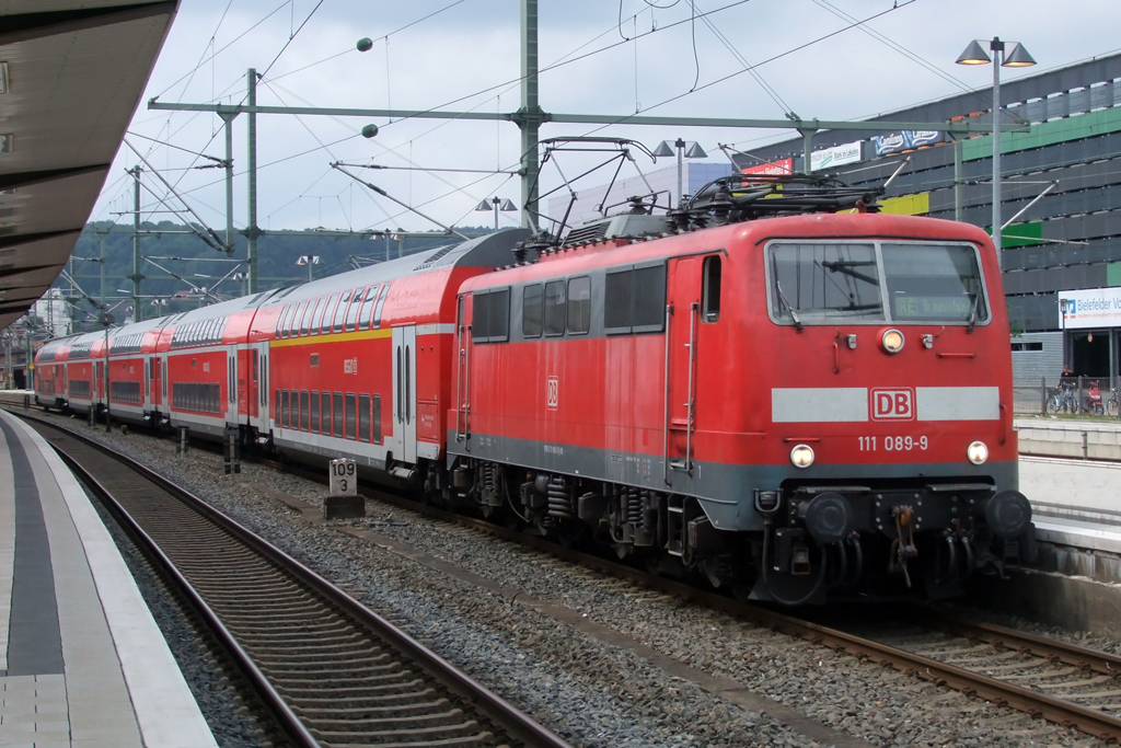 111 089-9 mit RE nach Braunschweig bei der Abfahrt in Bielefeld 14.6.2011