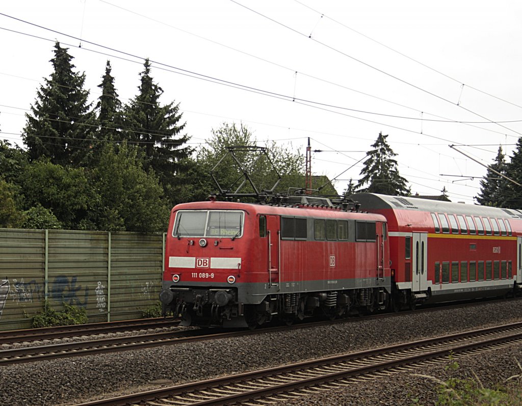 111 089 schiebt einen RE durch Ahlten gegen Hannover am 06.07.2011.