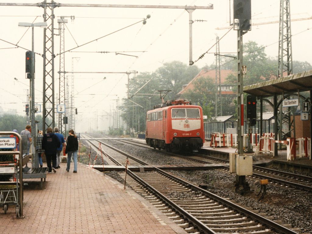 111 090-7 auf Bahnhof Bad Bentheim am 16-7-1997. Bild und scan: Date Jan de Vries.