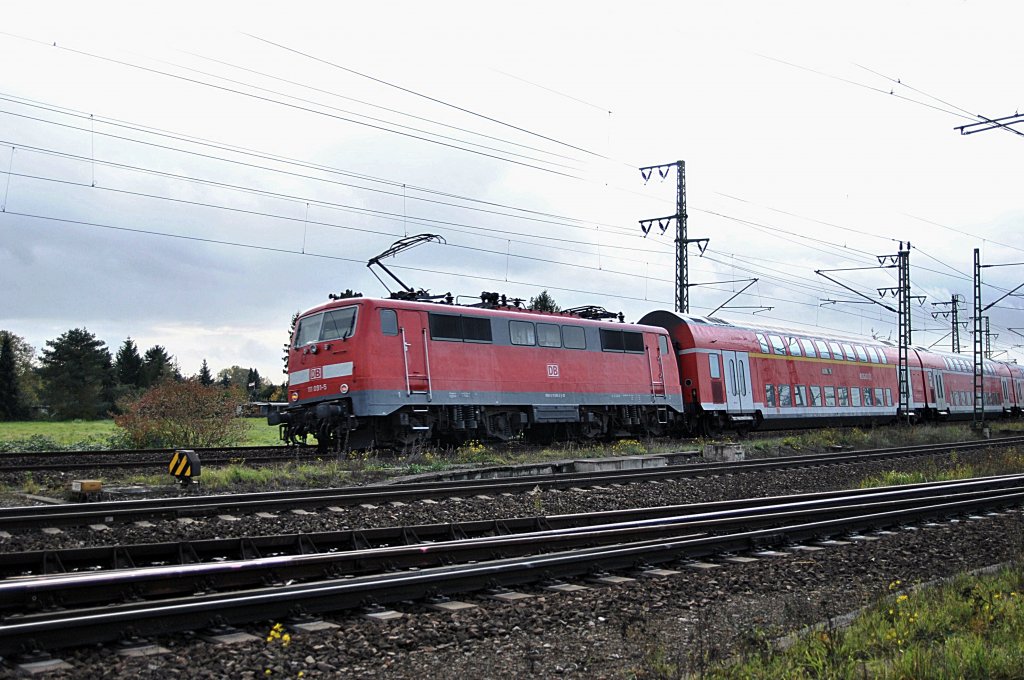 111 091-5, schiebt am 24.10.10 einen RE von Braunschweig nach Hannover.