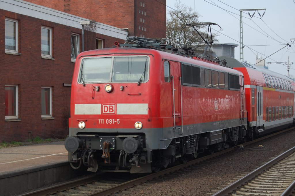 111 091 fhrt mit dem RE nach Mnster Hbf in den Bahnhof Leer ein.