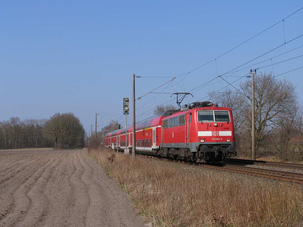 111 092-3 mit RE 14119 Emden Hauptbahnhof-Mnster Hauptbahnhof bei Devermhlen (B 296.6) am 23-3-2012.