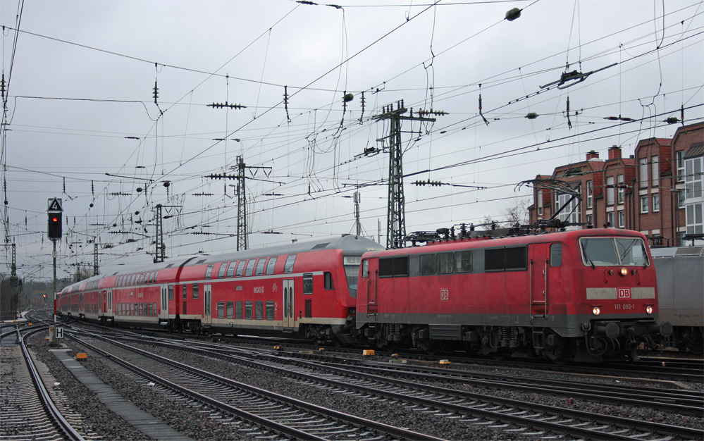 111 093-1 und 111 013-9 (Zugschluss) mit dem RE10944  RSX  aus Siegen bei der Einfahrt in Aachen Hbf, 12.12.10