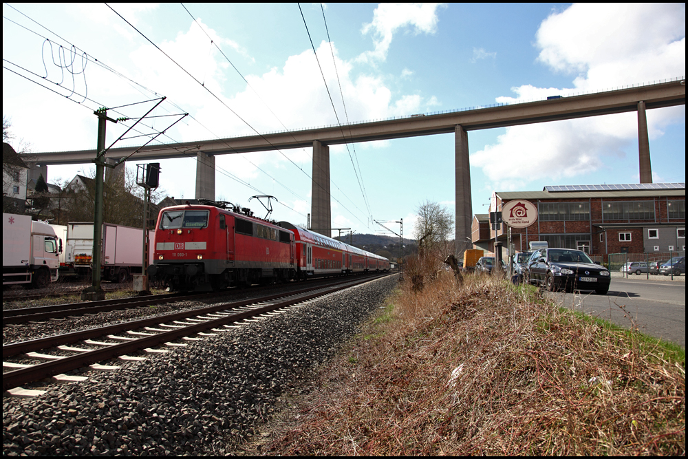 111 093 (9180 6111 093-1 D-DB) wird in wenigen Minuten mit ihrem RE9  Rhein-SIEG-Express , Aachen Hbf - Gieen, den Bahnhof von Siegen erreichen. (31.03.2010)