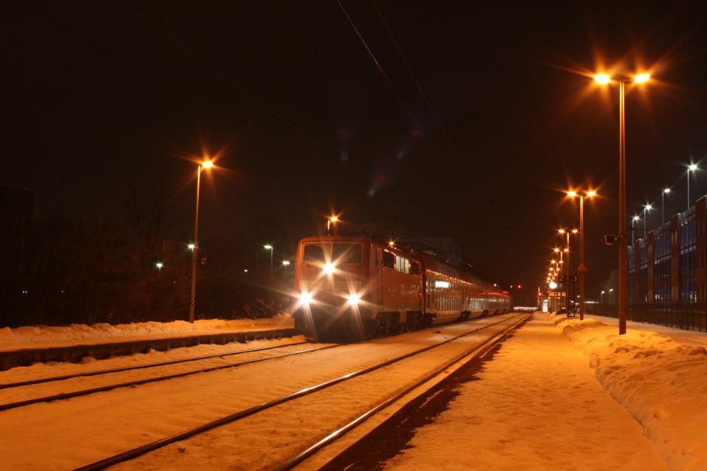 111 093 steht mit einem RE 4 in Geilenkirchen Abfahrbereit nach Aachen
am 29.12.2010