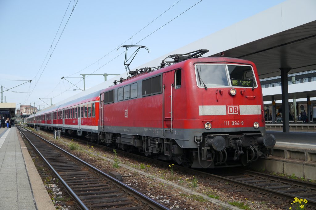 111 094 mit Regionalzug in Mannheim Hbf, Gleis 8. (27.04.12)
