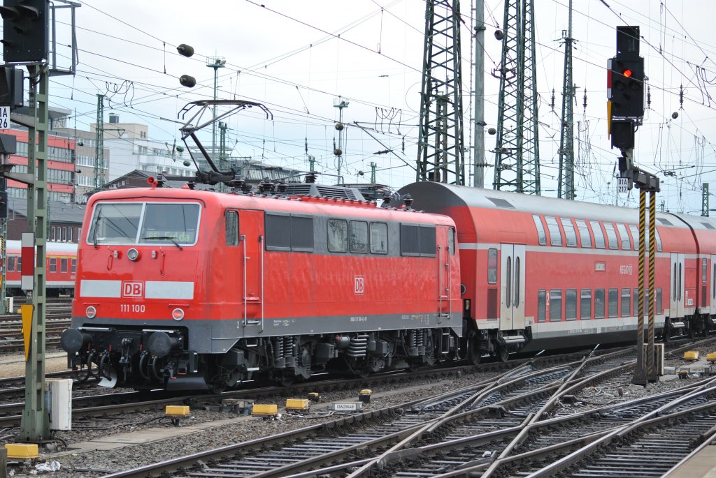 111 100 bei der Ausfahrt des Frankfurter Hauptbahnhofs. Aufgenommen am 26.12.2011.
