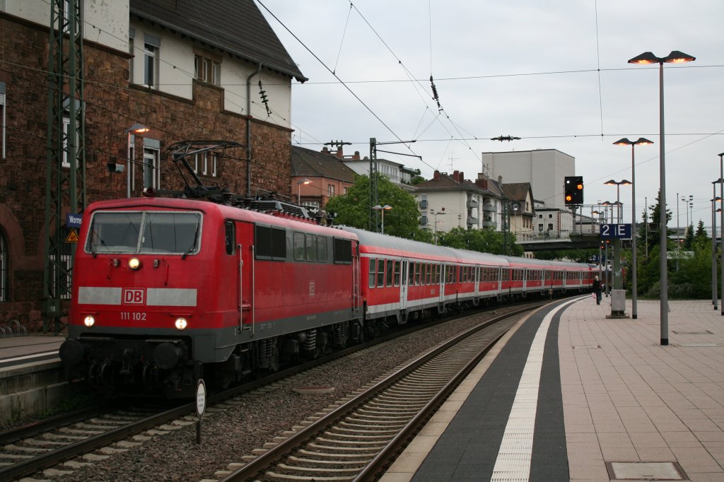 111 102 mit einem RE4-Ersatzzug am 22.05.13 beim Halt in Worms Hbf.
Hinten schiebt die 111 193.