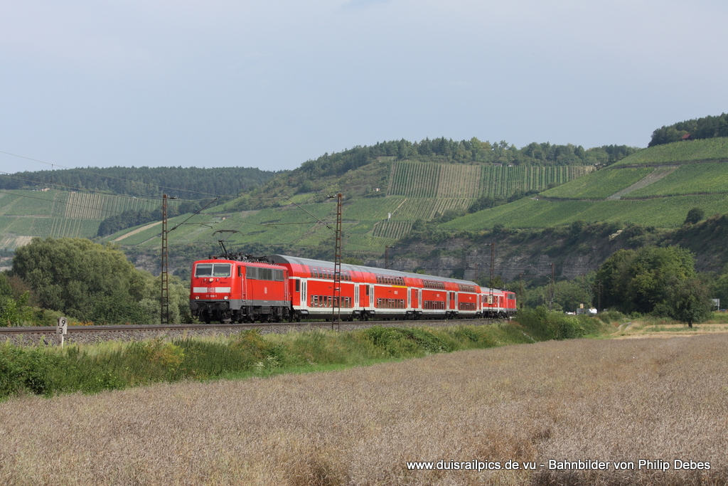 111 106-1 (DB) fhrt am 3. August 2011 um 10:15 Uhr mit einem RE in Richtung Wrzburg Hbf durch Himmelstadt